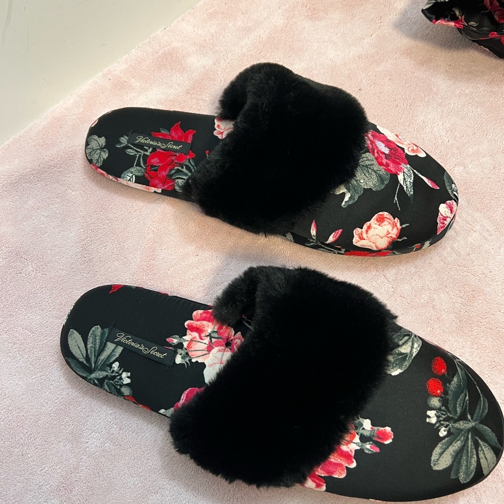 Victoria’s Secret Floral Fuzzy Collar Slippers with matching bag Sz Large